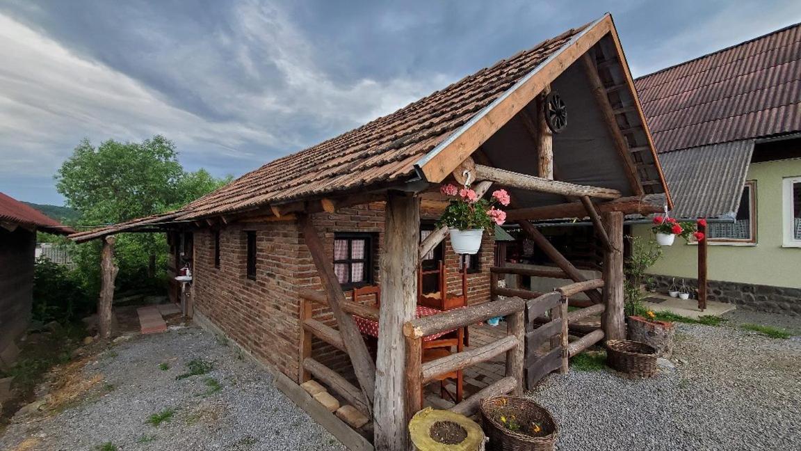Casa Rustic Feher & Fekete Vendeghazak Совата Екстериор снимка