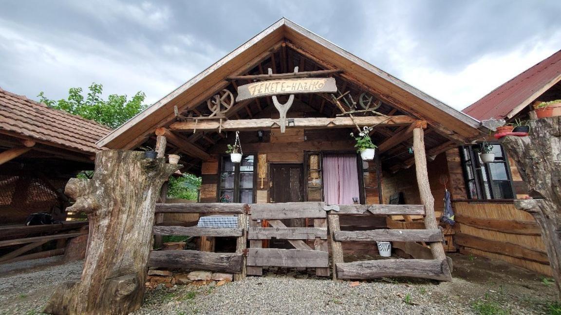 Casa Rustic Feher & Fekete Vendeghazak Совата Екстериор снимка