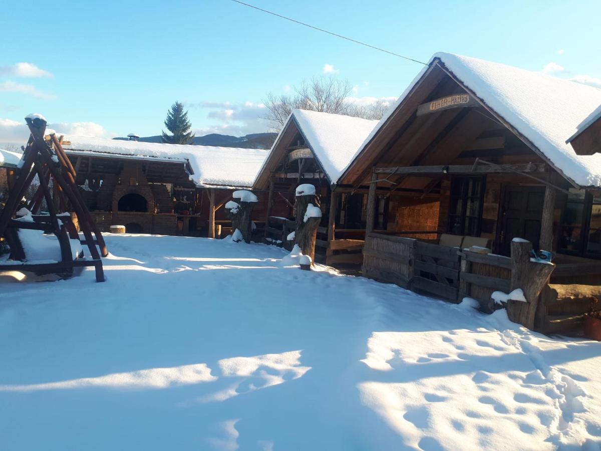 Casa Rustic Feher & Fekete Vendeghazak Совата Екстериор снимка