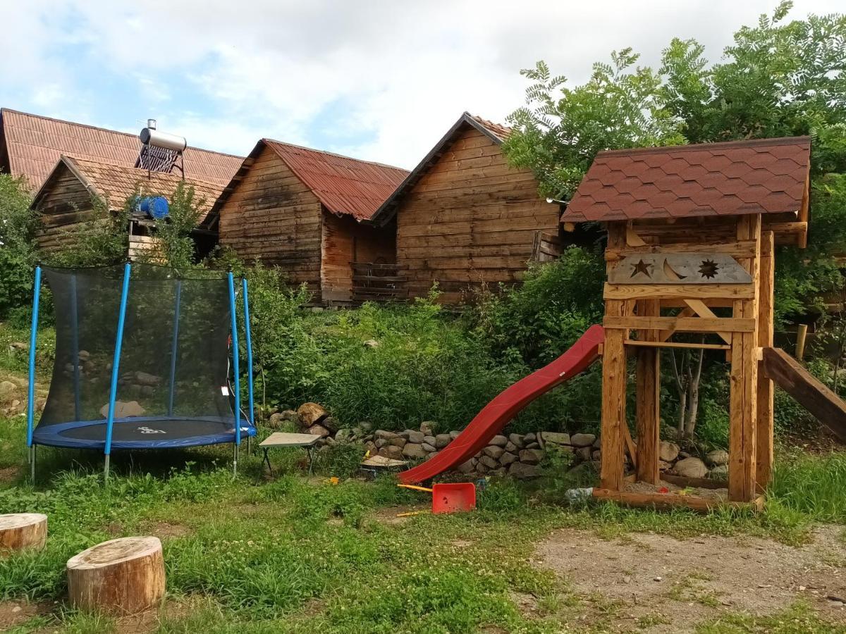 Casa Rustic Feher & Fekete Vendeghazak Совата Екстериор снимка